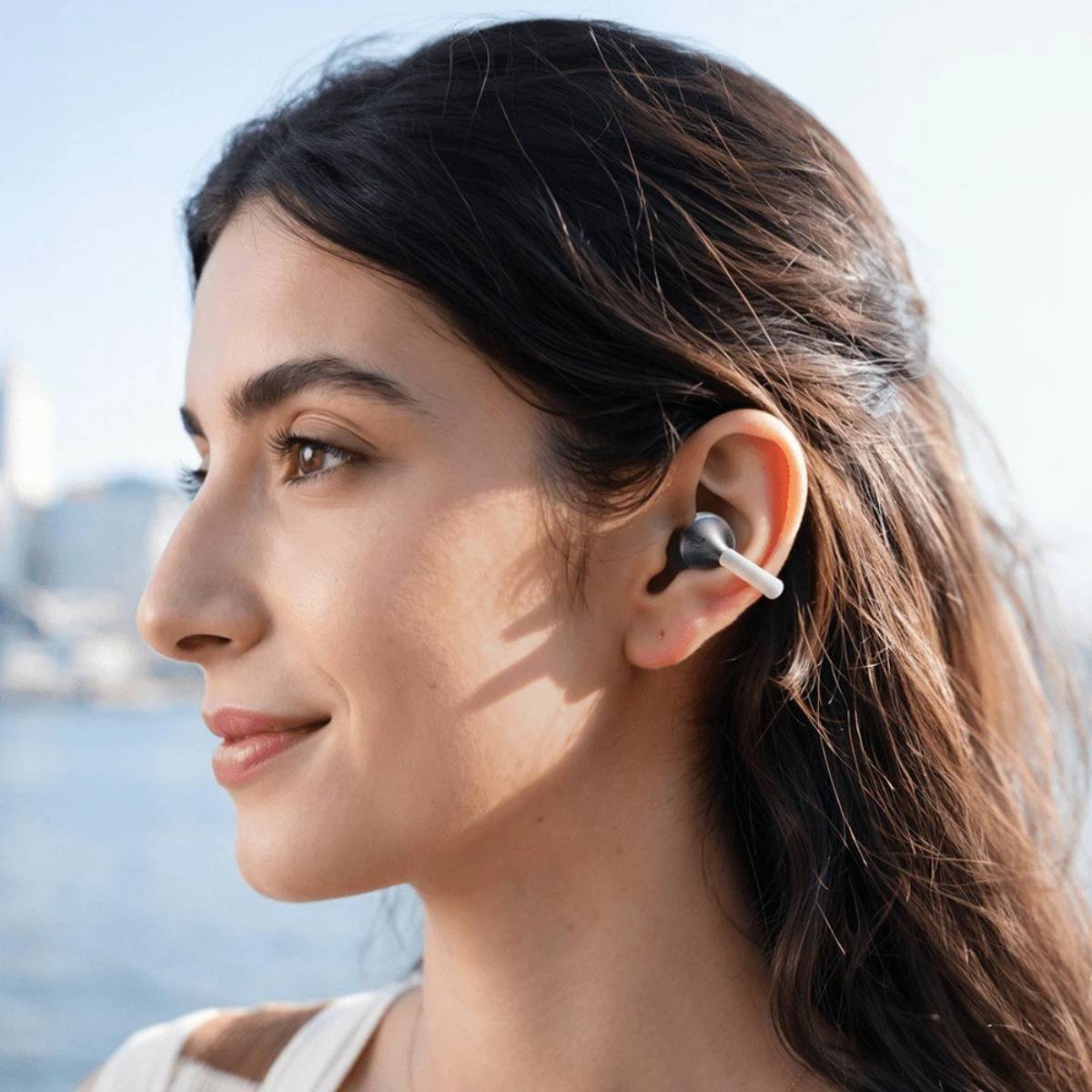 Tronsmart OpenFly Clip 2 fülön viselve
