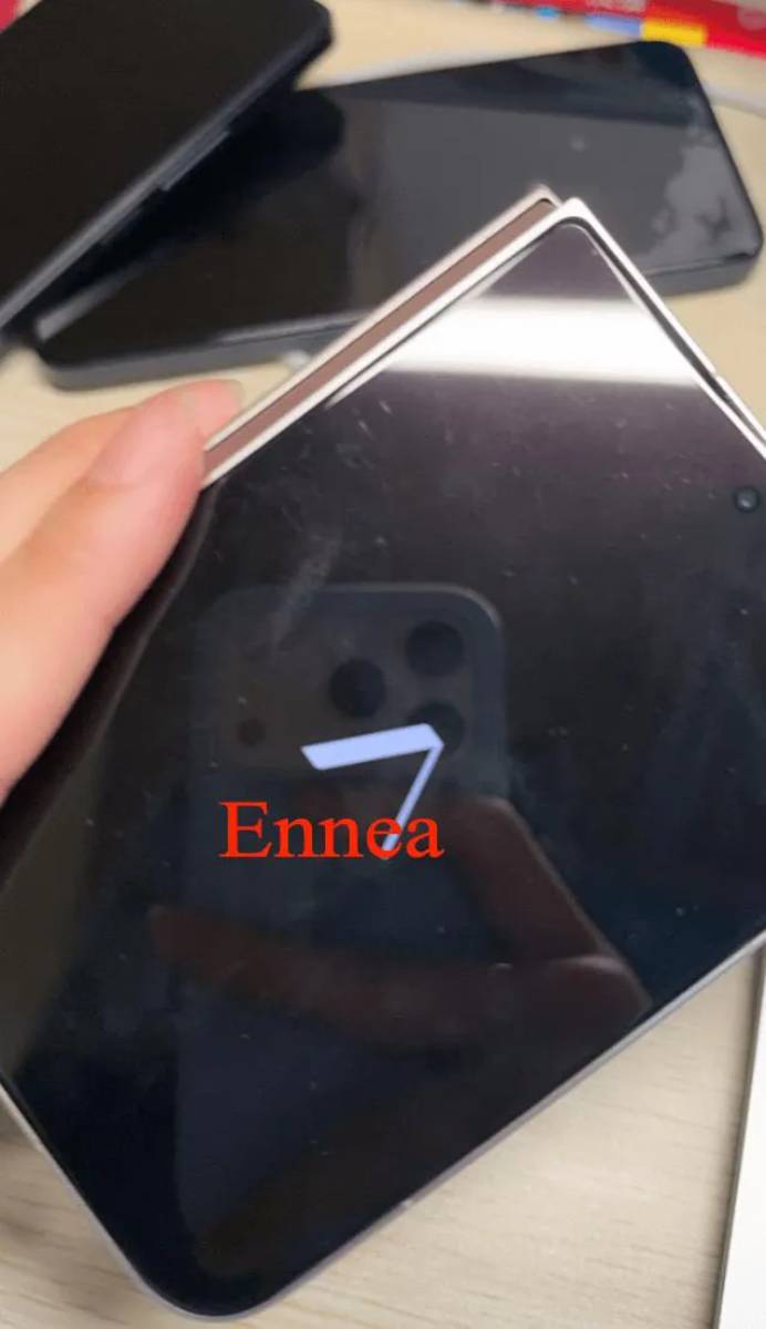Xiaomi 18 Fold kézben